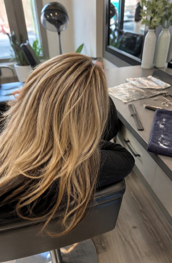 Blonde hair with fine babylights and thicker separated highlights