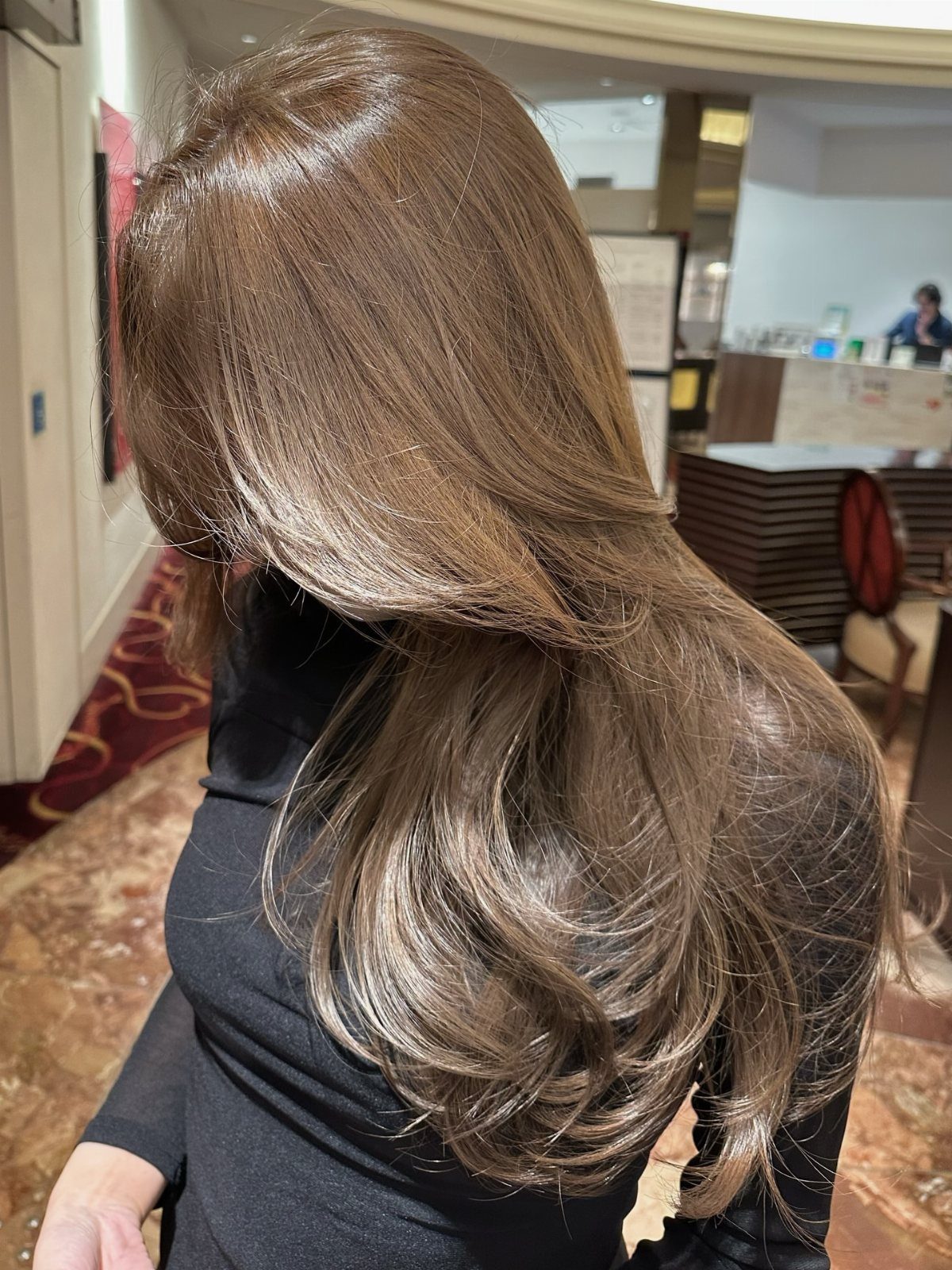 Long beige honey-brown hair with soft highlights and curled ends