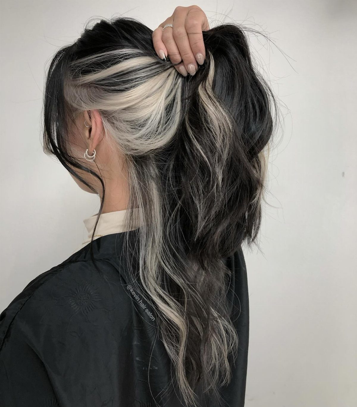 Dark wavy hair with broad ash-blonde face-framing money piece streaks